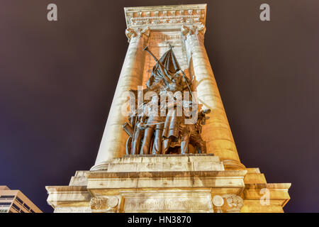 Des marins et des soldats, à Clinton Monument Square, au centre-ville de Syracuse, État de New York, la nuit. Banque D'Images