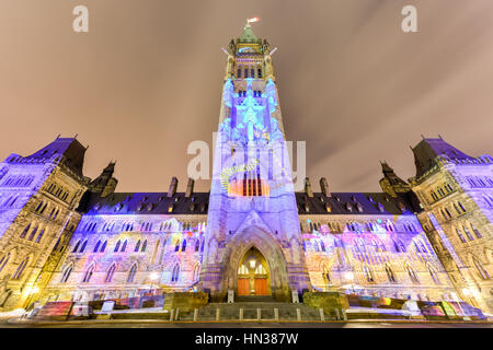 Maison de vacances d'hiver lumière projetée à nuit sur la chambre du Parlement pour célébrer le 150e anniversaire de la Confédération du Canada en Otta Banque D'Images