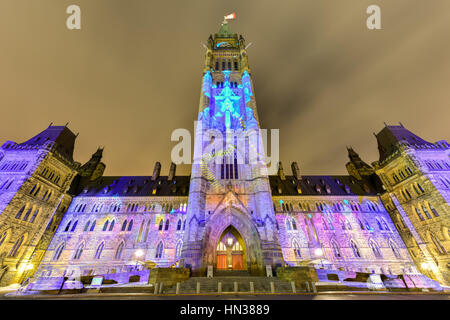 Maison de vacances d'hiver lumière projetée à nuit sur la chambre du Parlement pour célébrer le 150e anniversaire de la Confédération du Canada en Otta Banque D'Images