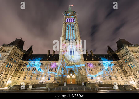 Maison de vacances d'hiver lumière projetée à nuit sur la chambre du Parlement pour célébrer le 150e anniversaire de la Confédération du Canada en Otta Banque D'Images