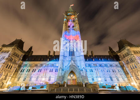 Maison de vacances d'hiver lumière projetée à nuit sur la chambre du Parlement pour célébrer le 150e anniversaire de la Confédération du Canada en Otta Banque D'Images