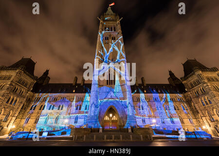 Maison de vacances d'hiver lumière projetée à nuit sur la chambre du Parlement pour célébrer le 150e anniversaire de la Confédération du Canada en Otta Banque D'Images