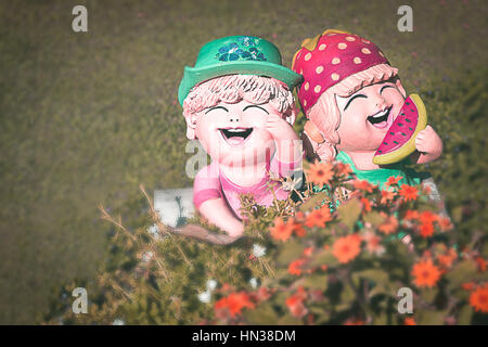 Close up,Happy dolls dans le jardin  <couleur > Banque D'Images