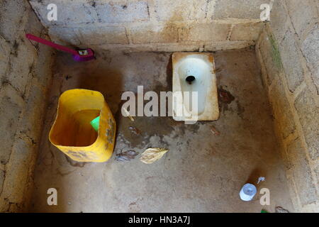 Vieux toilettes dans la campagne accueil Banque D'Images