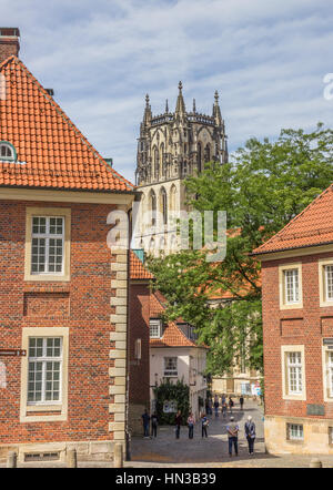 Rue menant à l'église Notre Dame à Munster, Allemagne Banque D'Images