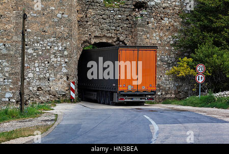 Camion coincé dans le tunnel Banque D'Images