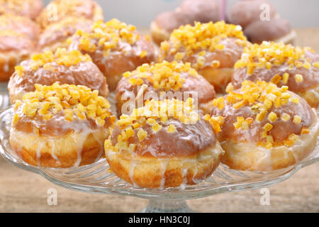 Beignets traditionnels polonais avec de la confiture et orange Banque D'Images