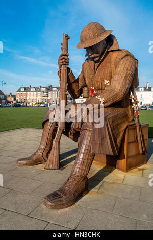 11 'O' l'un d'une sculpture en acier à grande échelle d'un Tommy soldat de la Première Guerre mondiale par le sculpteur Ray Lonsdale à Seaham County Durham Banque D'Images