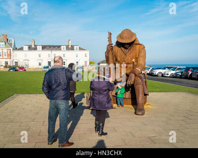 Photographie famille onze 'O' l'un d'une sculpture en acier à grande échelle d'un Tommy WW1 soldat par Ray Lonsdale à Seaham Durham Co. Banque D'Images