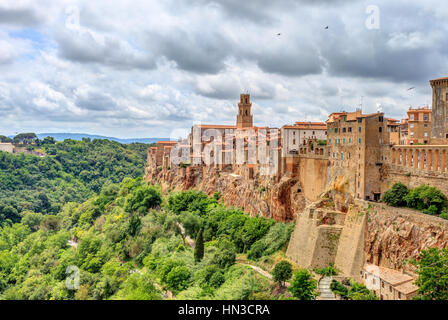 Vue fascinante de la ville médiévale de Pitigliano en Toscane, Italie Banque D'Images