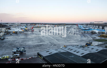 Les avions en attente à l'extérieur du terminal à l'aéroport de Manchester. UK Banque D'Images