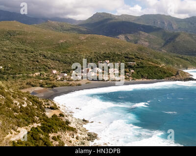 Corse, France : côte du Cap Corse et Nonza plage dans une mer difficile et fort Mistral Banque D'Images