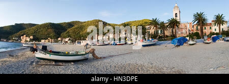 Noli, Italie : bateaux de pêcheurs sur la plage Banque D'Images