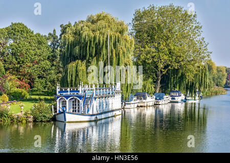 Péniche amarrée sur la Tamise, Goring-on-Thames, Oxfordshire, UK Banque D'Images