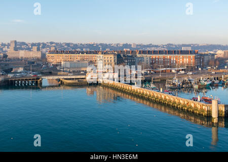 Le port du Havre vue depuis le pont d'un ferry Brittany Ferries au départ Banque D'Images