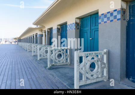 Cabines de baignade le long des planches promenade par la plage dans la station balnéaire française chic de Deauville Banque D'Images