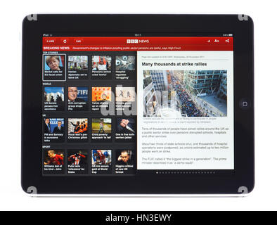 BATH, Royaume-Uni - 2 décembre 2011 : Un Apple iPad afficher la première page de la BBC News App, sur un fond blanc. L'application peut être utilisée pour lire le Banque D'Images