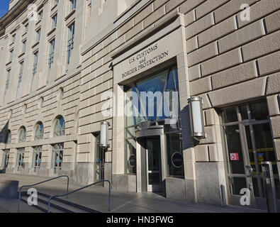 U.S. Customs and Border Protection, partie de Département de la sécurité intérieure (logo sur le verre au-dessus de la porte), Regan Building,Washington DC Banque D'Images