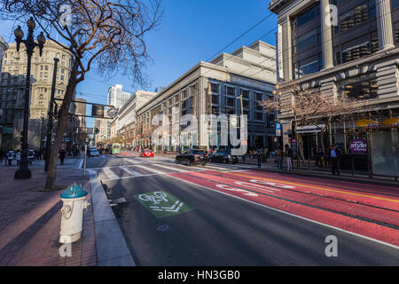 San Francisco, Californie, USA - 12 janvier 2017 : week-end matin sur Market Street près de Union Square, au centre-ville de San Francisco. Banque D'Images