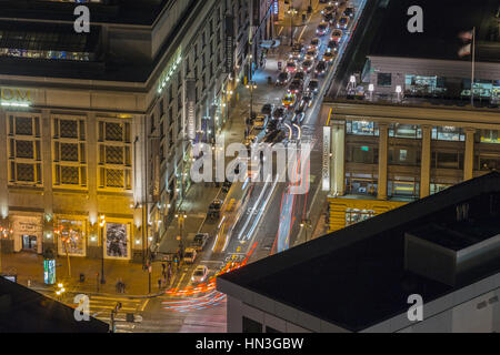 San Francisco, Californie, USA - 13 janvier 2017 : vue de la nuit de la circulation du centre-ville à la 5th Street et Market Streets. Banque D'Images