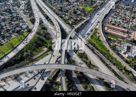 Les rampes d'autoroute de Los Angeles au Golden State Route 118 et 5 dans la vallée de San Fernando. Banque D'Images