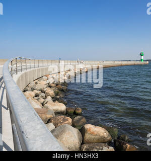 Pier de Lübeck Travemuende avec lighthouse Banque D'Images