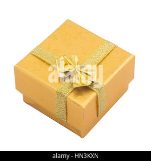 Boîte-cadeau avec ruban or bow isolated on white Banque D'Images