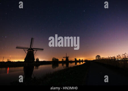 Ciel étoilé sur Dutch mills. Banque D'Images