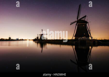 Ciel étoilé sur Dutch mills. Banque D'Images