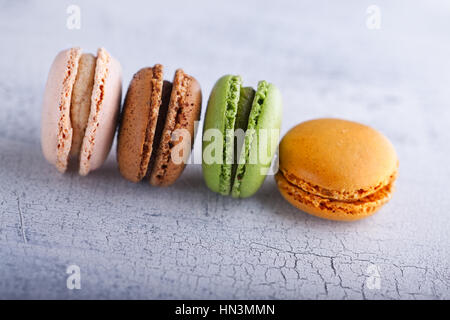 Ensemble de macarons colorés sur une plaque blanche Banque D'Images