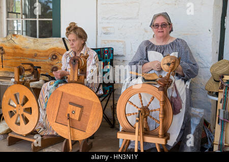 Fort Stanton, Nouveau Mexique - Femmes filage de la laine au cours de 'Fort Stanton Live !, un programme annuel de l'histoire vivante. Fort Stanton a été construit en 18 Banque D'Images