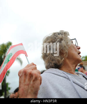 Un manifestant portant un drapeau à une interdiction de voyager en rallye musulmane Santa Barbara, CA Banque D'Images