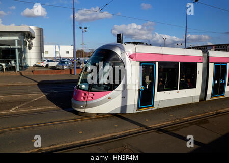 Midland Metro Urbos Tram sur la route 3 à Bilston Wolverhampton West Midlands England UK Banque D'Images