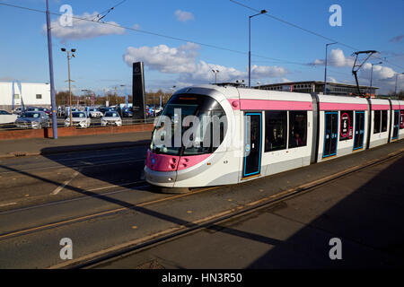 Midland Metro Urbos Tram sur la route 3 à Bilston Wolverhampton West Midlands England UK Banque D'Images