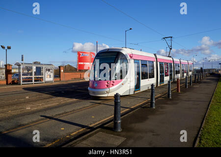 Midland Metro Urbos Tram sur la route 3 à Bilston Wolverhampton West Midlands England UK Banque D'Images