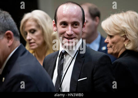 Washington DC, USA. 7 février 2017. Stephen Miller, conseiller principal de la Maison Blanche pour la politique, arrive à un shérif de comté séance d'écoute avec le président américain Donald Trump, non représentée, dans la Roosevelt Room de la Maison Blanche à Washington, DC, États-Unis, le mardi, 7 février 2017. L'administration d'Atout sera de retour en cour mardi pour faire valoir qu'il a une grande autorité sur la sécurité nationale et d'exiger le rétablissement d'une interdiction de voyager à sept pays à majorité musulmane que les réfugiés en détresse, a déclenché des protestations et remis le jeune gouvernement son premier test crucial. Crédit : Andrew Harrer/Piscine via CN Banque D'Images