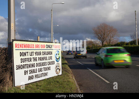 Blackpool, Lancashire, Royaume-Uni. 7 Février, 2017. Nouvelle ant-fracturation signes apparaissent à Cuadrilla site que la protestation contre l'exploration et de forage pour le gaz de schiste se poursuit. L'entreprise béton bpe Moore et Armstrong en agrégats de Bolton ont mis fin à leurs contrats avec Cuadrilla pour alimenter la nouvelle route Preston site suite à un blocus '' leurs dépôts. /AlamyLiveNews MediaWorldImages crédit ; Banque D'Images