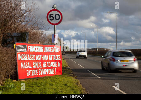 Blackpool, Lancashire, Royaume-Uni. 7 Février, 2017. Nouvelle ant-fracturation signes apparaissent à Cuadrilla site que la protestation contre l'exploration et de forage pour le gaz de schiste se poursuit. L'entreprise béton bpe Moore et Armstrong en agrégats de Bolton ont mis fin à leurs contrats avec Cuadrilla pour alimenter la nouvelle route Preston site suite à un blocus '' leurs dépôts. /AlamyLiveNews MediaWorldImages crédit ; Banque D'Images