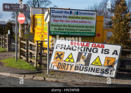 Blackpool, Lancashire, Royaume-Uni. 7 Février, 2017. Nouvelle ant-fracturation signes apparaissent à Cuadrilla site que la protestation contre l'exploration et de forage pour le gaz de schiste se poursuit. L'entreprise béton bpe Moore et Armstrong en agrégats de Bolton ont mis fin à leurs contrats avec Cuadrilla pour alimenter la nouvelle route Preston site suite à un blocus '' leurs dépôts. /AlamyLiveNews MediaWorldImages crédit ; Banque D'Images