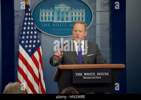 Washington, USA. 07Th Feb 2017. Sean Spicer, le Secrétaire de presse de la Maison Blanche répond à des questions allant de la Vice-présidente Pence casting le vote décisif sur le ministre de l'Education la nomination à la prochaine audience judiciaire sur l'interdiction de l'immigration Trump Président au cours de la conférence de presse quotidienne. Patsy Lynch/Alamy Live News Banque D'Images