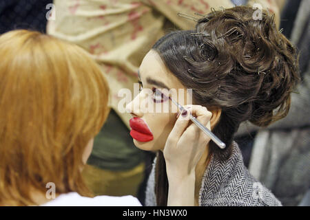 Kiev, Ukraine. 7 Février, 2017. Un modèle obtient son maquillage fait en coulisses au cours de la ''Ukrainian Fashion Week'' à Kiev, Ukraine, le 07 février 2017. L'événement de la mode présente des collections automne-hiver 2017/18 par l'Ukrainien et designers internationaux du 4 au 8 février. Crédit : Serg Glovny/ZUMA/Alamy Fil Live News Banque D'Images