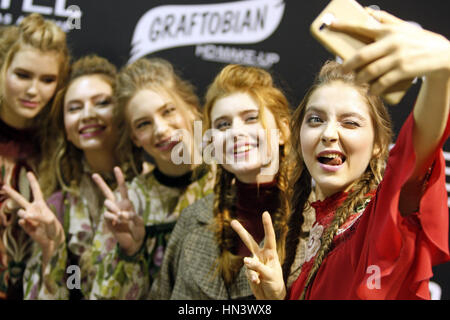 Kiev, Ukraine. 7 Février, 2017. Les modèles posent pour une photo backstage pendant les selfies ''Ukrainian Fashion Week'' à Kiev, Ukraine, le 07 février 2017. L'événement de la mode présente des collections automne-hiver 2017/18 par l'Ukrainien et designers internationaux du 4 au 8 février. Crédit : Serg Glovny/ZUMA/Alamy Fil Live News Banque D'Images