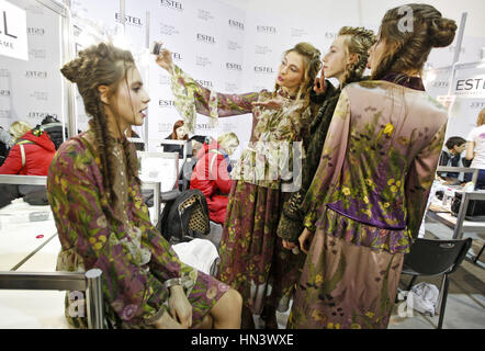 Kiev, Ukraine. 7 Février, 2017. Les modèles posent pour une photo backstage pendant les selfies ''Ukrainian Fashion Week'' à Kiev, Ukraine, le 07 février 2017. L'événement de la mode présente des collections automne-hiver 2017/18 par l'Ukrainien et designers internationaux du 4 au 8 février. Crédit : Serg Glovny/ZUMA/Alamy Fil Live News Banque D'Images