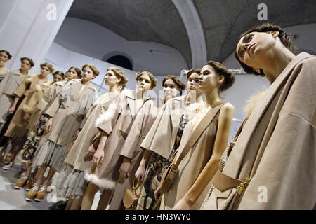 Kiev, Ukraine. 7 Février, 2017. Attendre les modèles au cours de la ''backstage Ukrainian Fashion Week'' à Kiev, Ukraine, le 07 février 2017. L'événement de la mode présente des collections automne-hiver 2017/18 par l'Ukrainien et designers internationaux du 4 au 8 février. Crédit : Serg Glovny/ZUMA/Alamy Fil Live News Banque D'Images