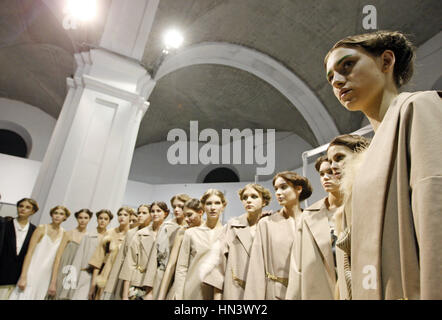 Kiev, Ukraine. 7 Février, 2017. Attendre les modèles au cours de la ''backstage Ukrainian Fashion Week'' à Kiev, Ukraine, le 07 février 2017. L'événement de la mode présente des collections automne-hiver 2017/18 par l'Ukrainien et designers internationaux du 4 au 8 février. Crédit : Serg Glovny/ZUMA/Alamy Fil Live News Banque D'Images