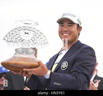 Scottsdale, Arizona, USA. Feb, 2017 5. Hideki Matsuyama (JPN) Golf : Hideki Matsuyama du Japon célèbre avec le trophée après avoir remporté l'Open de Phoenix de la gestion des déchets à TPC Scottsdale à Scottsdale, Arizona, United States . Credit : AFLO/Alamy Live News Banque D'Images