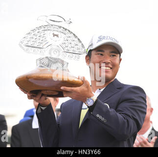 Scottsdale, Arizona, USA. Feb, 2017 5. Hideki Matsuyama (JPN) Golf : Hideki Matsuyama du Japon célèbre avec le trophée après avoir remporté l'Open de Phoenix de la gestion des déchets à TPC Scottsdale à Scottsdale, Arizona, United States . Credit : AFLO/Alamy Live News Banque D'Images