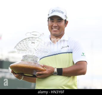 Scottsdale, Arizona, USA. Feb, 2017 5. Hideki Matsuyama (JPN) Golf : Hideki Matsuyama du Japon célèbre avec le trophée après avoir remporté l'Open de Phoenix de la gestion des déchets à TPC Scottsdale à Scottsdale, Arizona, United States . Credit : AFLO/Alamy Live News Banque D'Images