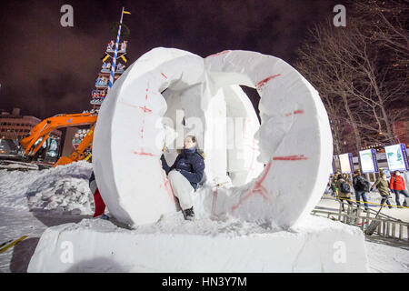 Sapporo, Japon. 7 Février, 2017. Le Sapporo Snow Festival (Sapporo Yuki Matsuri) à Sapporo, Hokkaido, Japon. Le festival annuel attire plus de 2 millions de visiteurs. Le premier festival a eu lieu en 1950 quand les élèves de l'école secondaire locale des statues dans la neige bulit Odori Koen. D'immenses sculptures de neige sont l'attraction principale ainsi qu'un concours international de sculpture sur neige et un snow park avec des activités tels que des diapositives. Un membre de l'équipe de Finlande travaille sur une sculpture de neige appelé 'existence'. Le festival se déroule jusqu'au 12 février. Photo par Chris Bull/Alamy Live News Banque D'Images