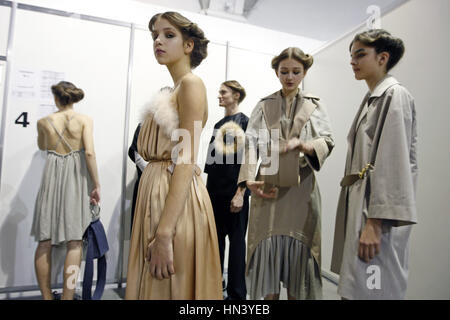 Kiev, Ukraine. 7 Février, 2017. Attendre les modèles backstage, au cours de la ''Ukrainian Fashion Week'' à Kiev, Ukraine, le 07 février 2017. L'événement de la mode présente des collections automne-hiver 2017/18 par l'Ukrainien et designers internationaux du 4 au 8 février. Crédit : Serg Glovny/ZUMA/Alamy Fil Live News Banque D'Images